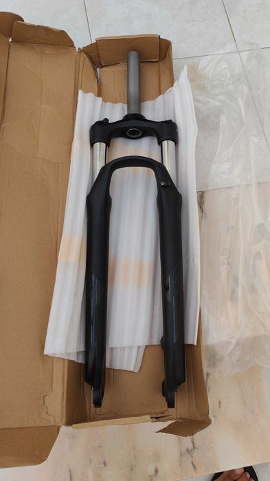 Suspensão Suntour XCM 30 para roda 29 como nova.