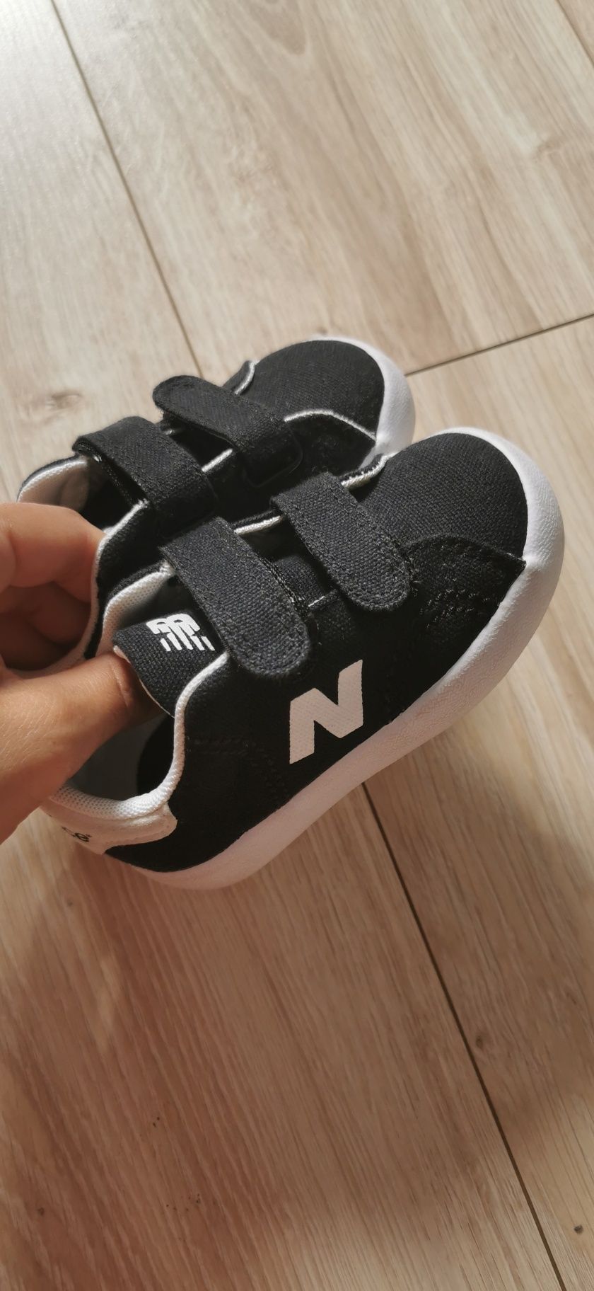 Czarne nowe buty New Balance zapinane na rzepy, rozmiar 21