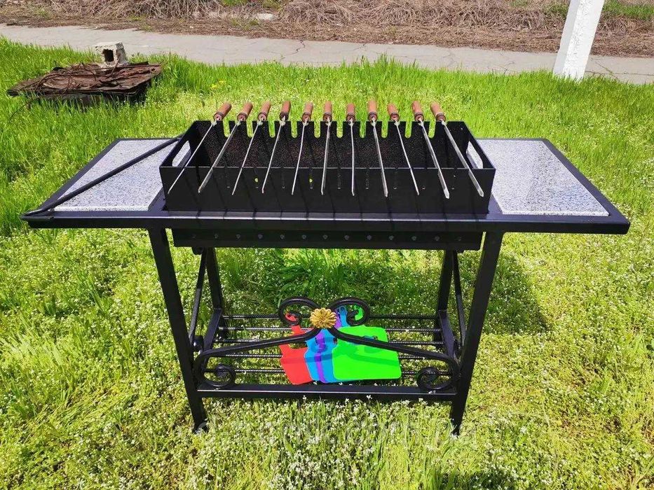 Мангал на стійці з дровницею і поличками з каменю для будинку