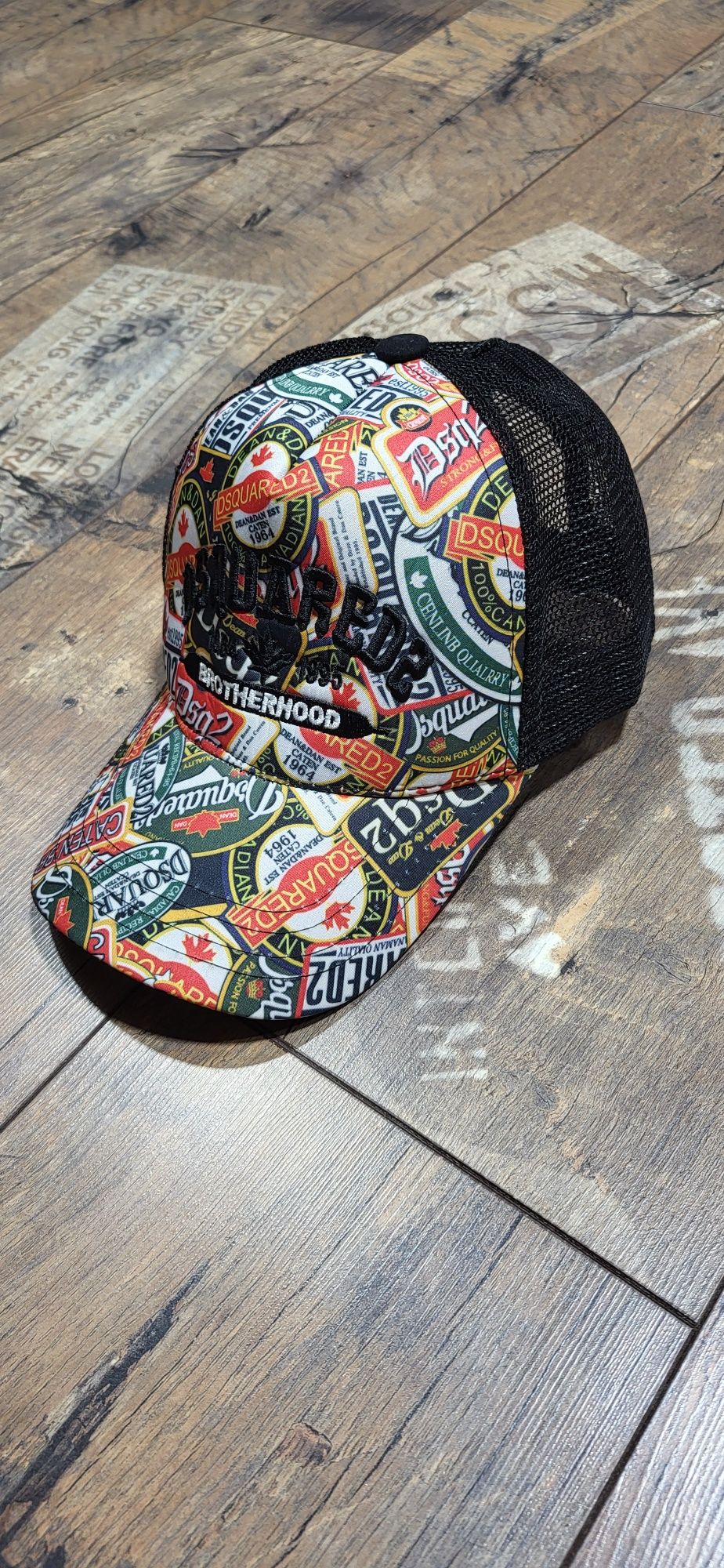 Kolorowa czapka z daszkiem tył siatka Dsquared2 unisex