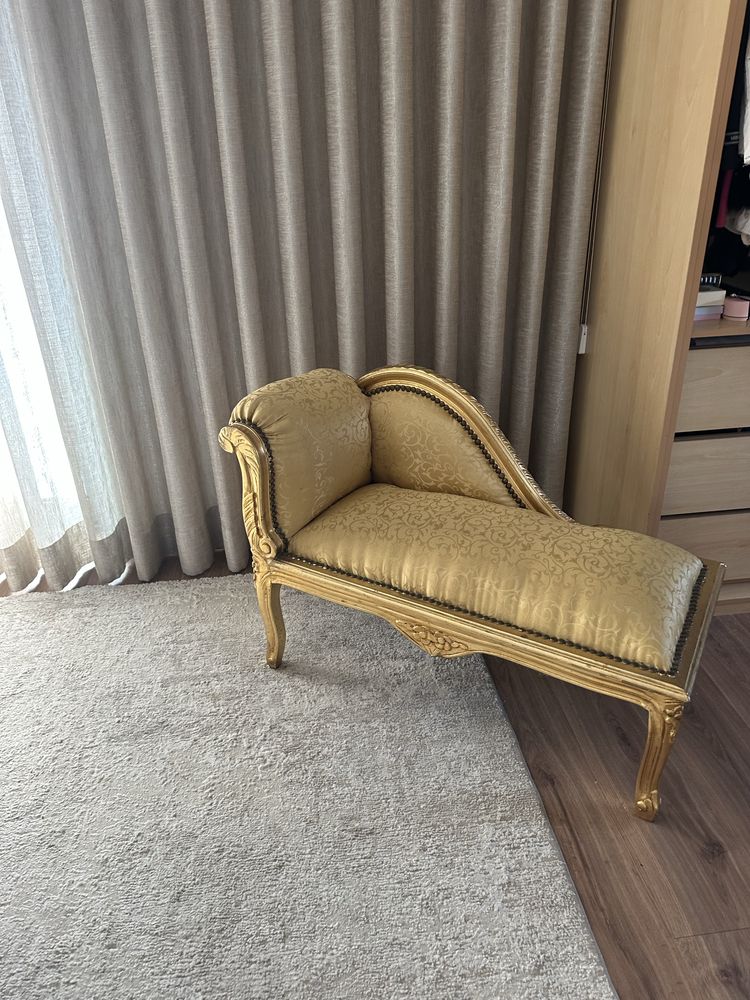 Canapé em dourado