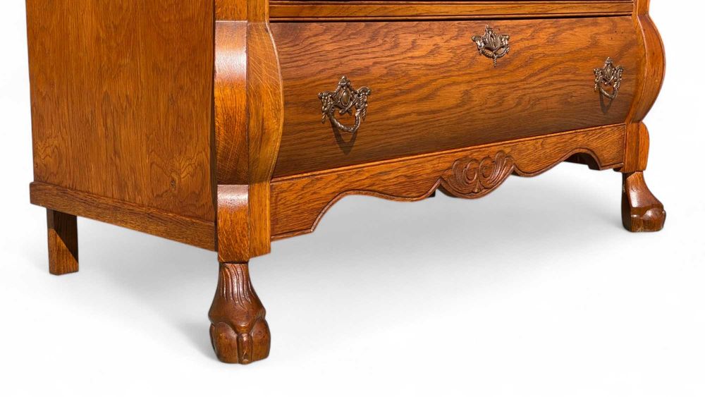 Stylowa brzuchata komoda na rzeźbionych nogach