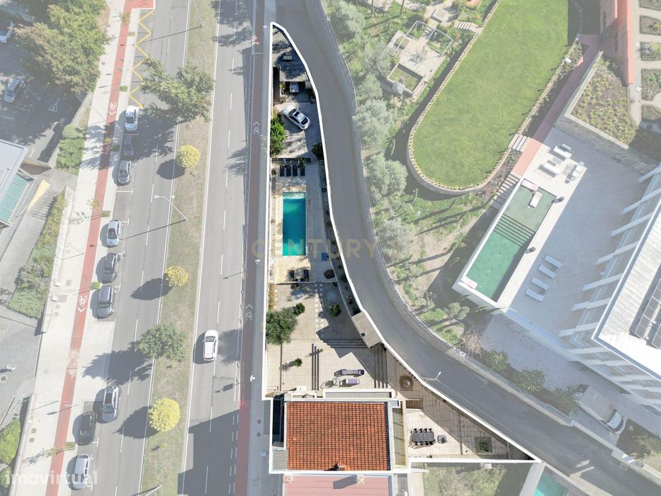 Moradia T4 de gaveto com 650 m2 de área de terreno e com Piscina aque