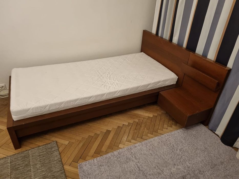 Łóżko z materacem i szafką idealny stan