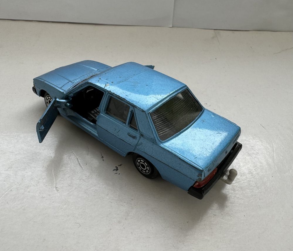 Model samochodu w skali 1:43 Peugeot 604 Norev Bburago