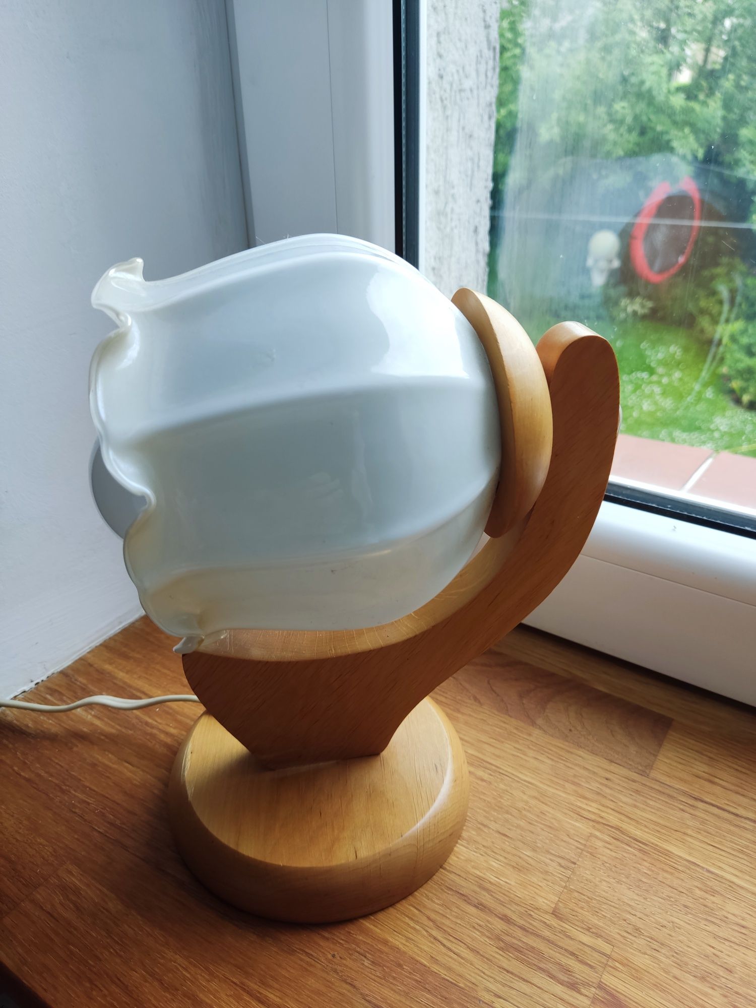 drewniany kinkiet z mlecznym szklanym kloszem SPRAWNA lampa