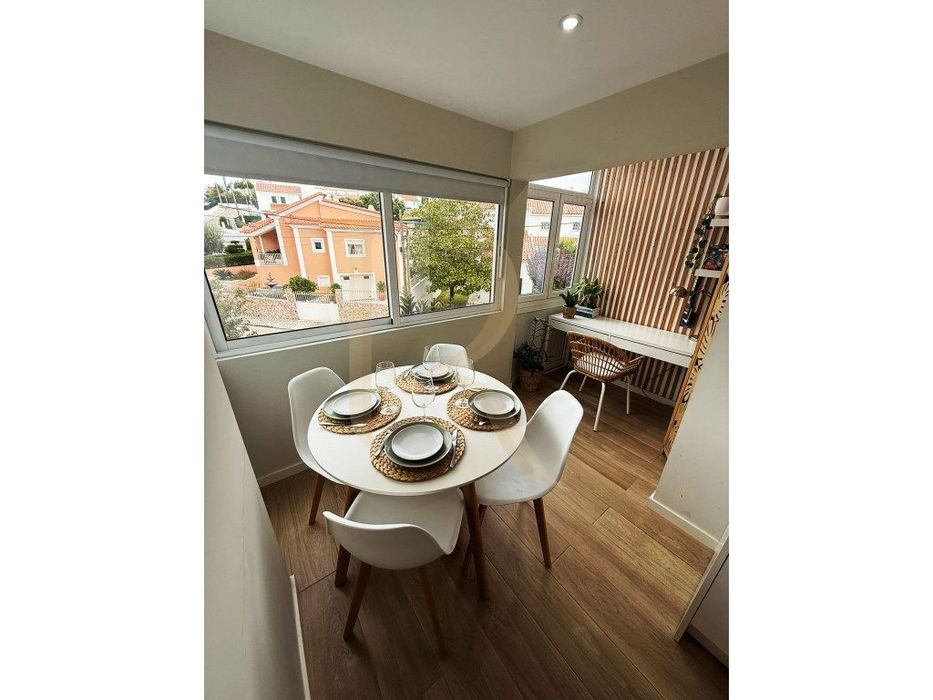 Apartamento T2 remodelado com varanda e arrecadação em Sesimbra