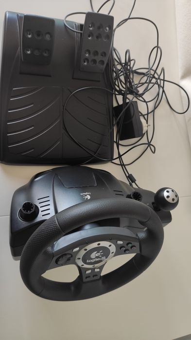 Volante e pedais Logitech