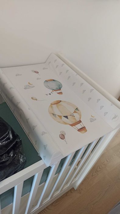 Przewijak twardy na łóżeczko