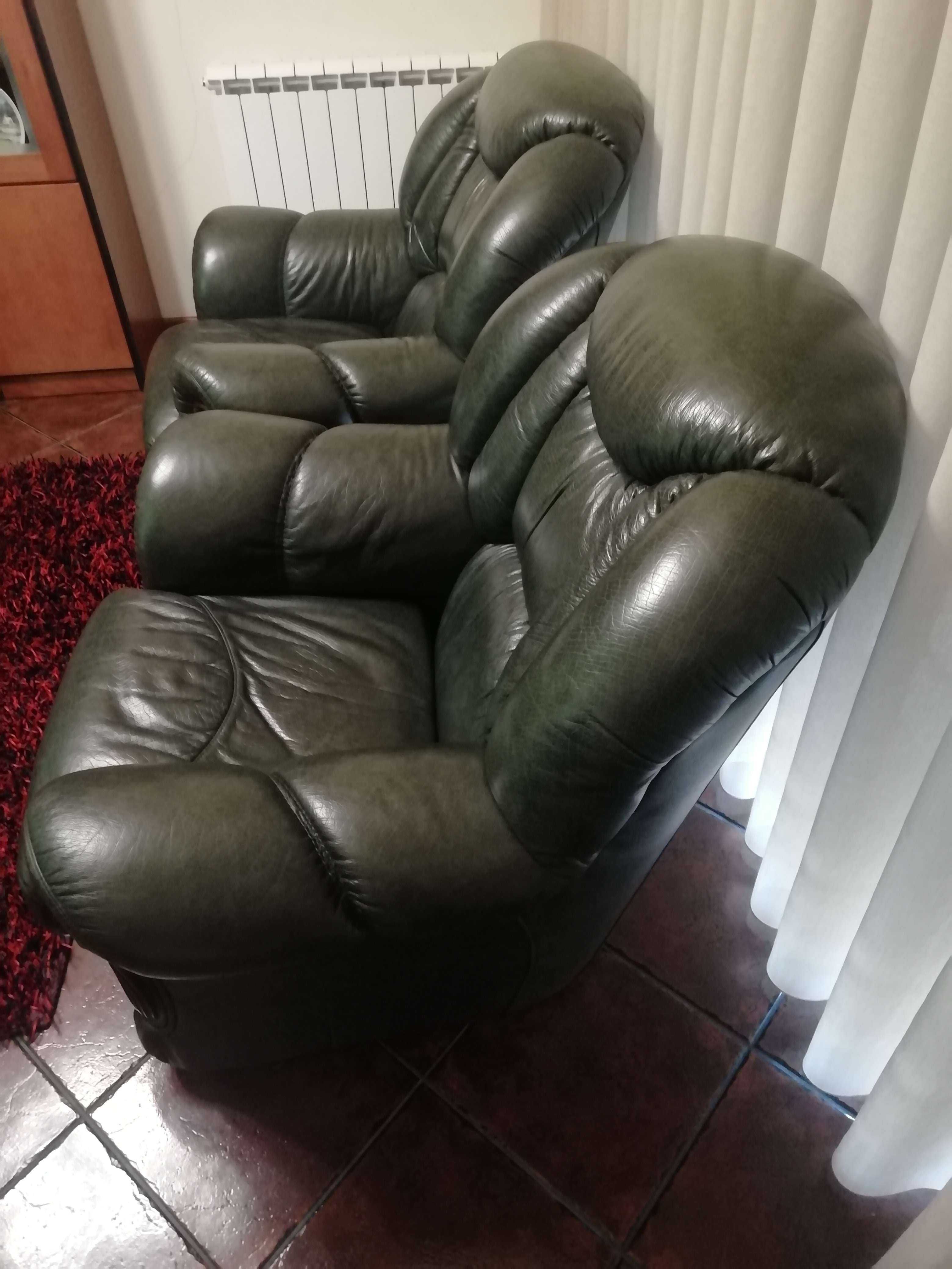 Conjunto sofás de cabedal