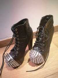 Botas com spikes 36