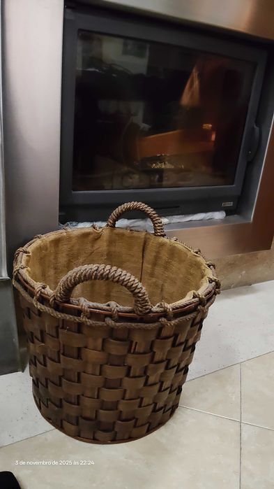 Cesto redondo para lenha em vime