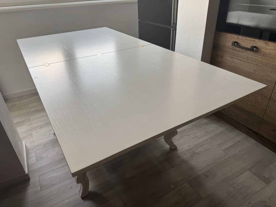 Розкладний стіл білого кольору