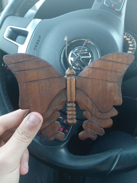 Borboleta de madeira em bom estado geral. 5€