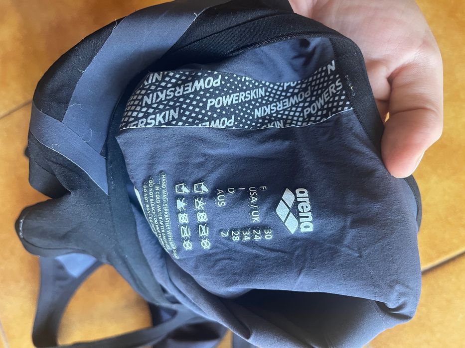 Fato de competição de natação arena