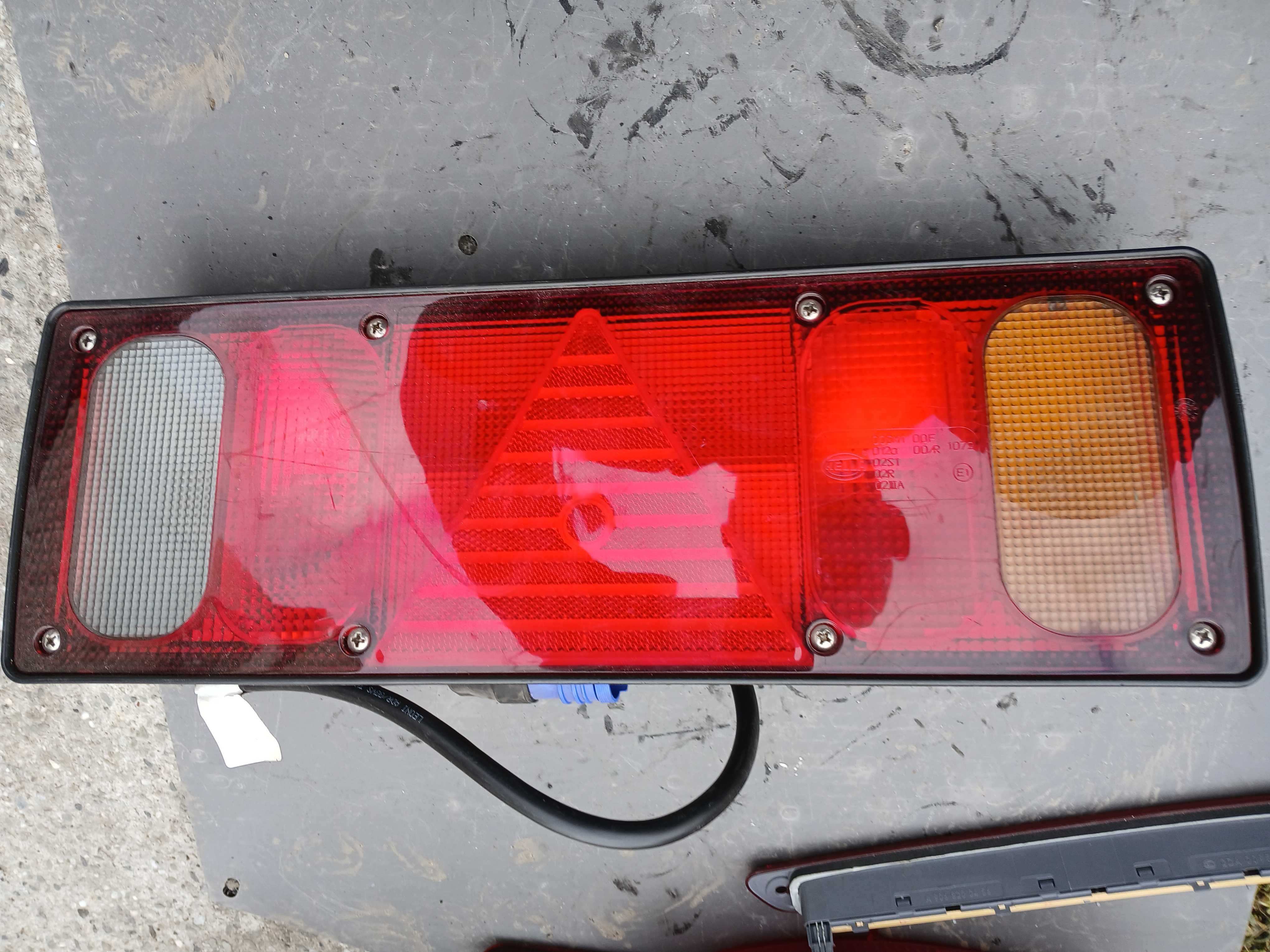 Lampa prawa HELLA do naczepy przyczepy SCHWARZMÜLLER Krone