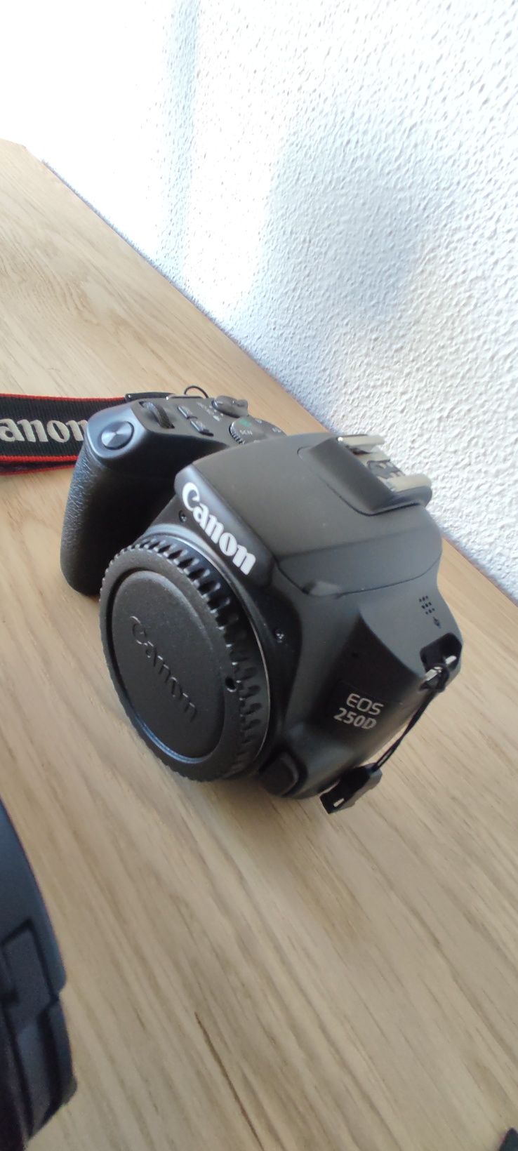 Máquina Fotográfica Reflex (DSLR) Canon EOS 250D + EF-S 18-55mm f/4-5.