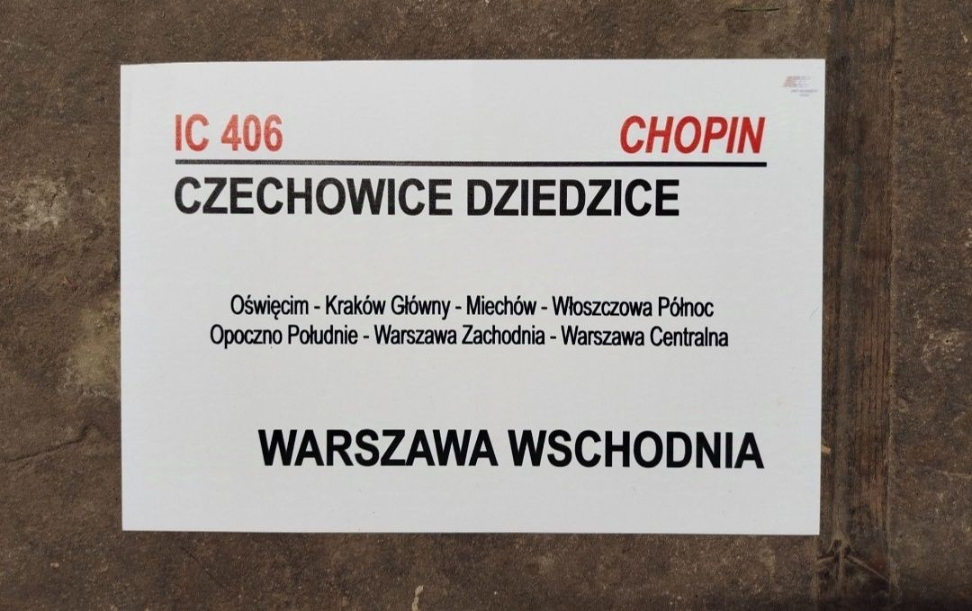 Tablica kierunkowa z pociągu IC Chopin w skróconej relacji.