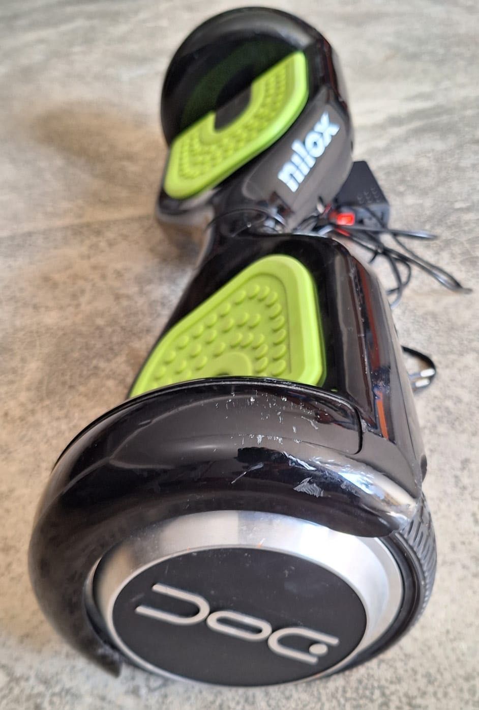 Overboard de marca Nilox, preto e verde com carregador