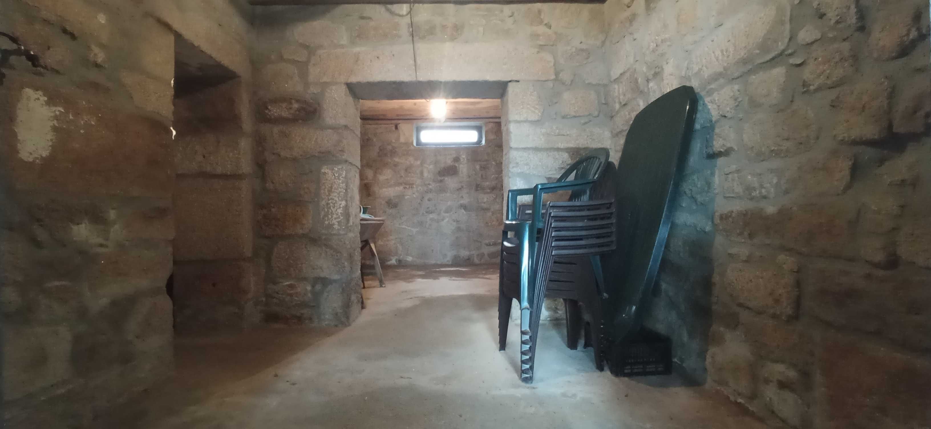 Casa de estilo rústico com excelente localização. Junto ao parque.
