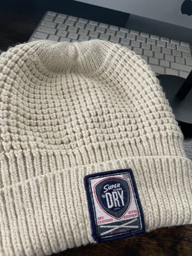 Czapka Superdry beżowa r. uniwersalny