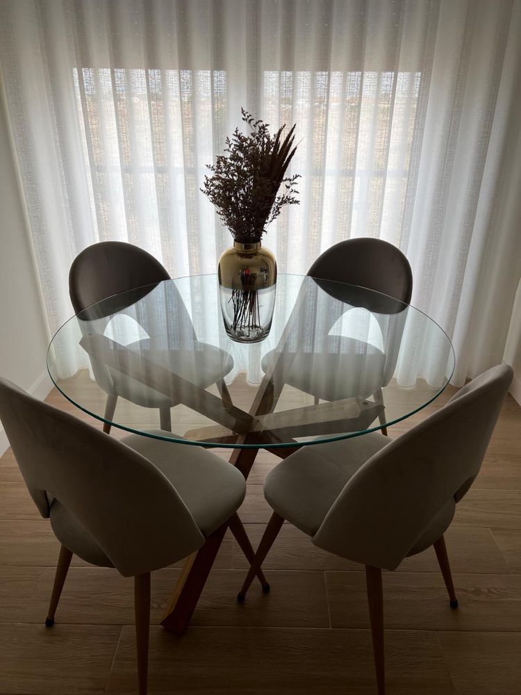 Mesa de jantar redonda com tampo de vidro (não inclui as cadeiras)