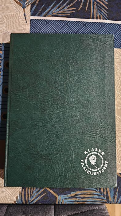 Klaser filatelistyczny ze znqczkami (ciemnozielony)