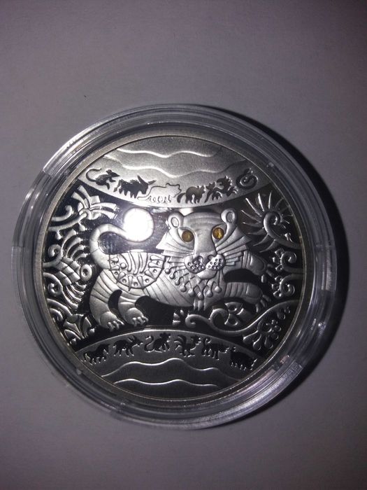 Продам серебряную монету Год тигра (5 гривен 2010г.)