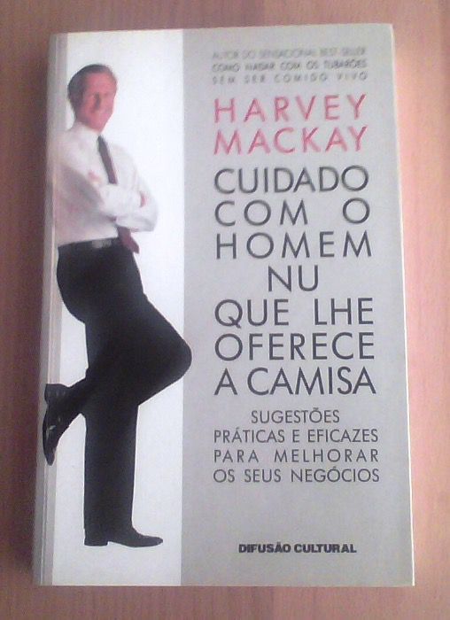 Cuidado com o homem nu que lhe oferece a camisa