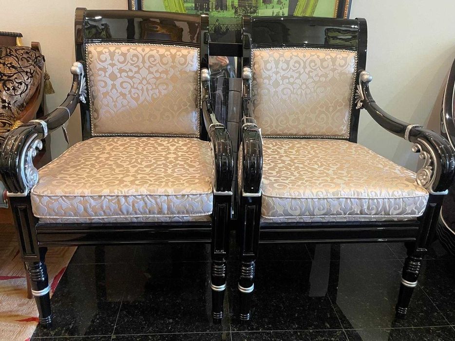 Par de poltronas clássicas em preto e prateado com tecido de exposição