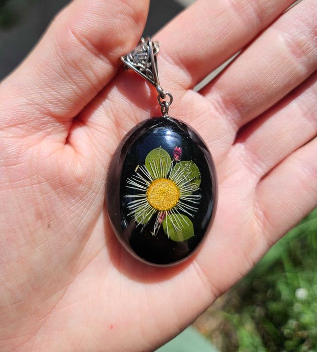 Długi naszyjnik z zatopioną w żywicy stokrotką RĘKODZIEŁO