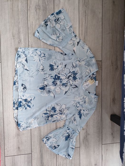 Bluzka przewiewna mgiełka z szerokimi rękawami niebieska w kwiaty