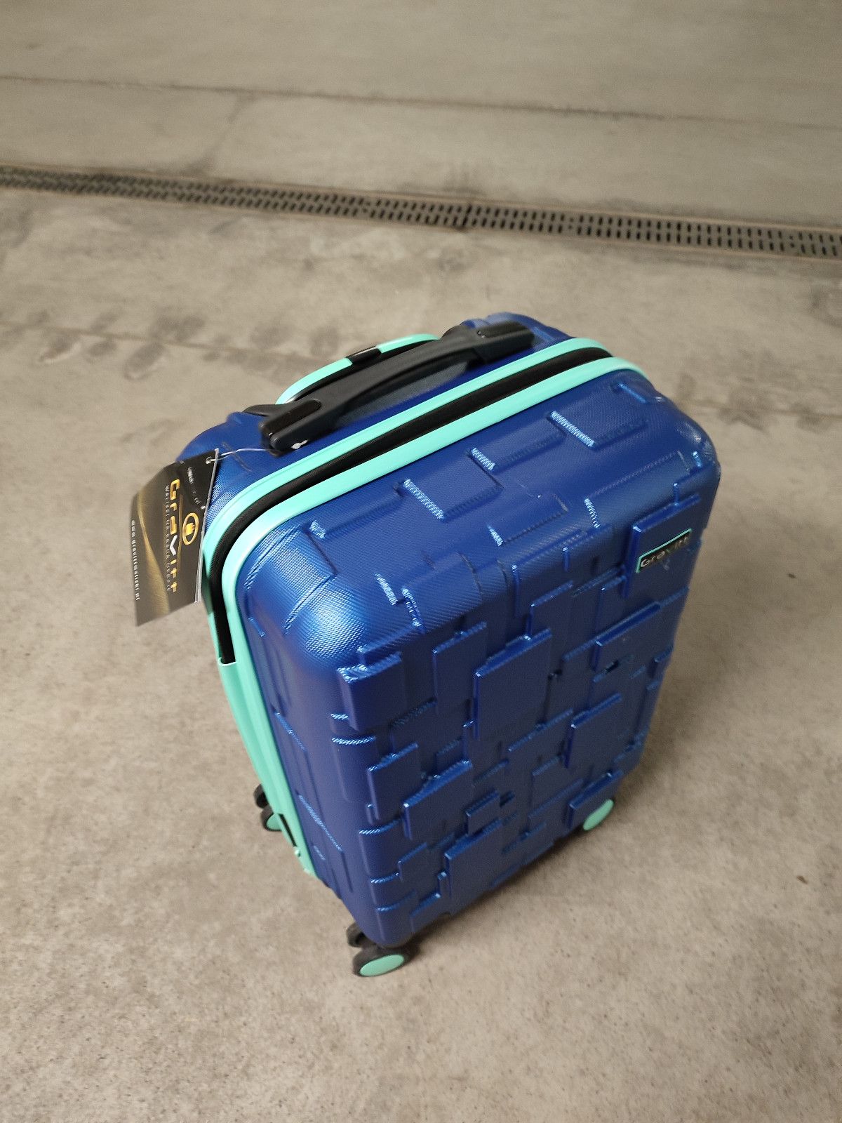 Nowa niebieska walizka podróżna