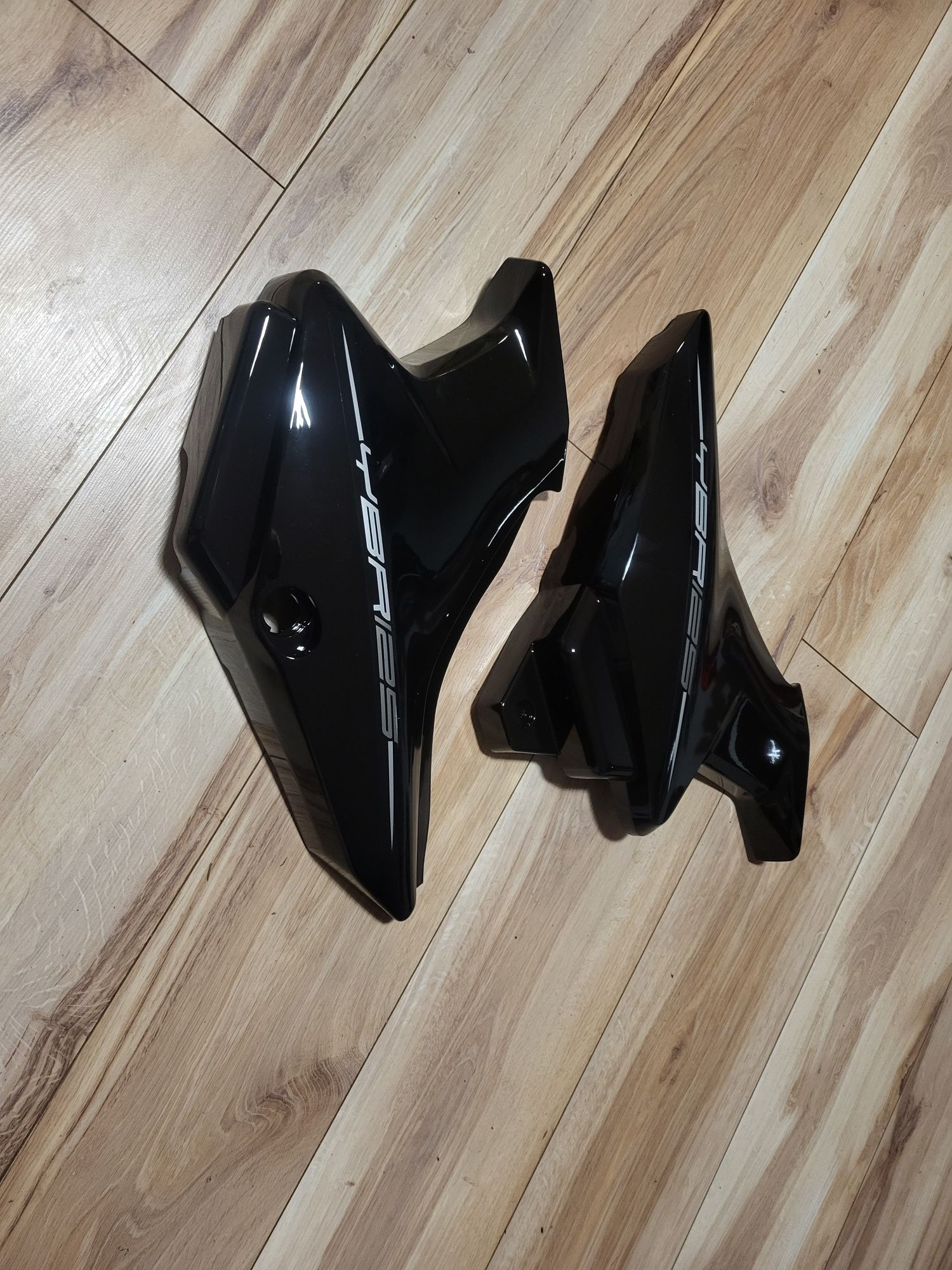 Komplet plastików boczków owiewek yamaha ybr 125 osłon akumulatora fil