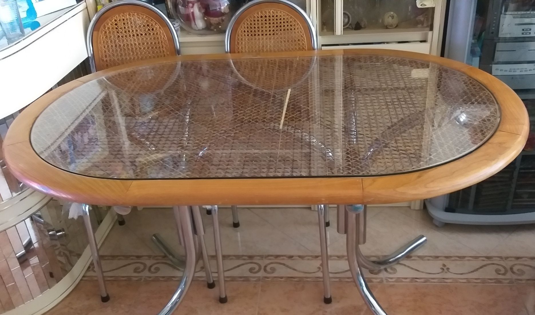 Mesa oval e cadeiras em palhinha
