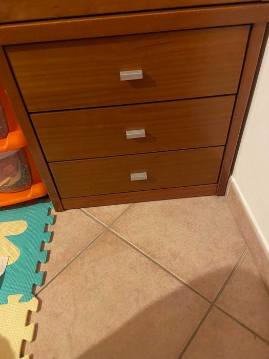 2 mesas de cabeceira de madeira