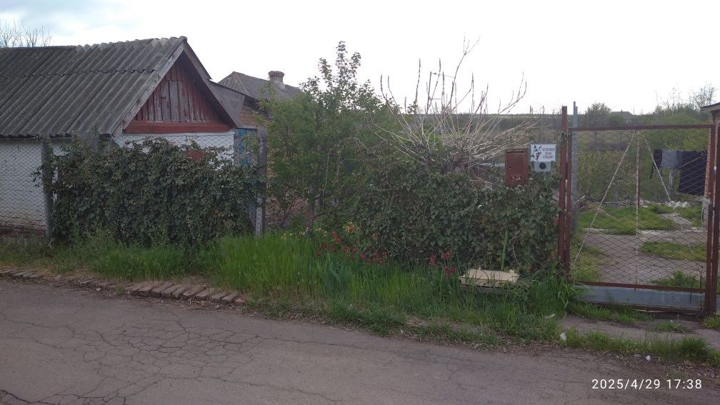 Продам два дома подряд с  большим земельным участком