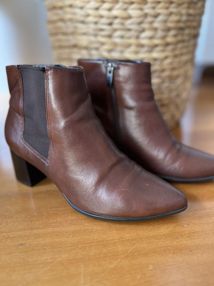 Bota Ecco marrom muito boa