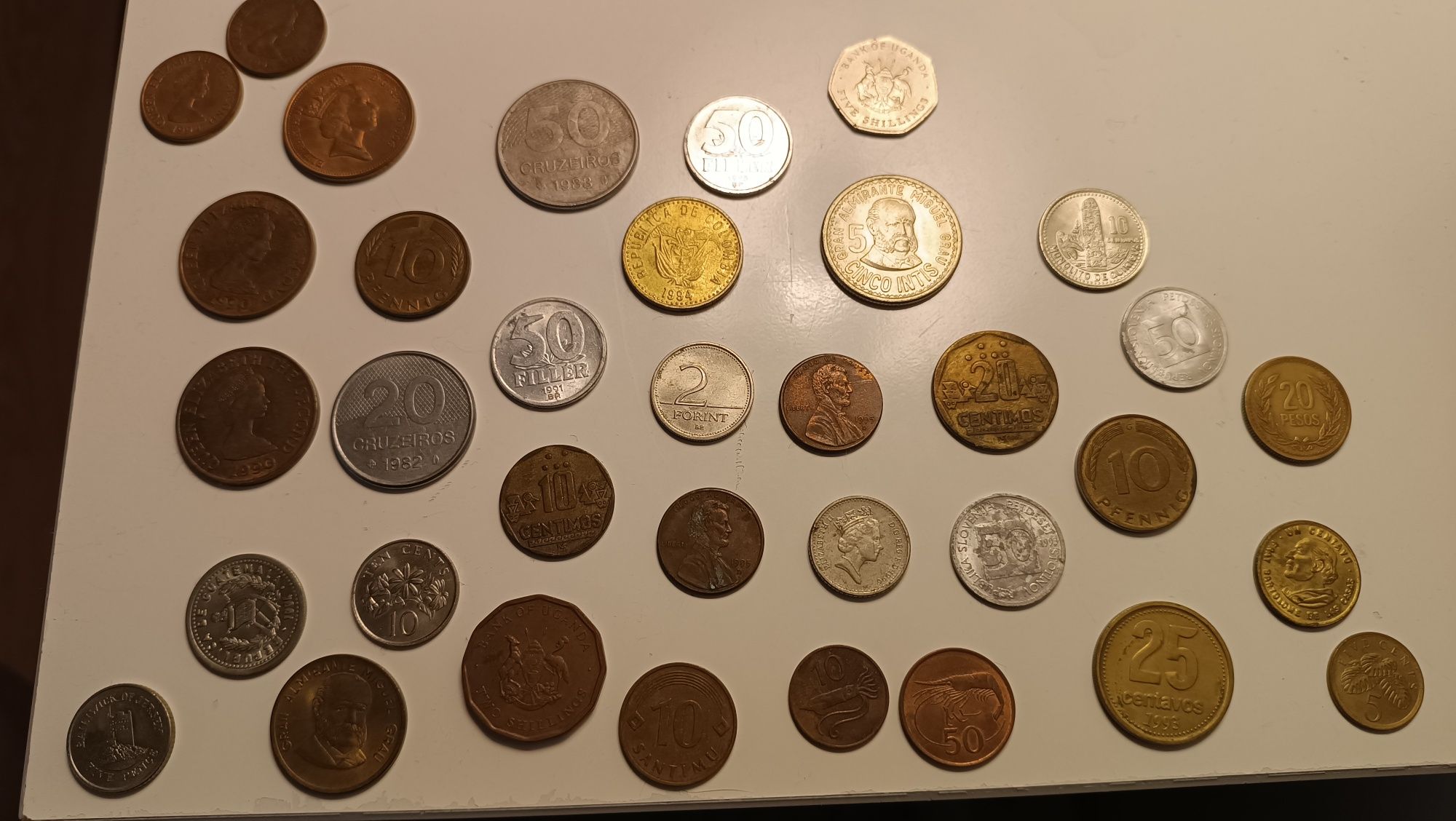 Notas e moedas antigas de vários paises