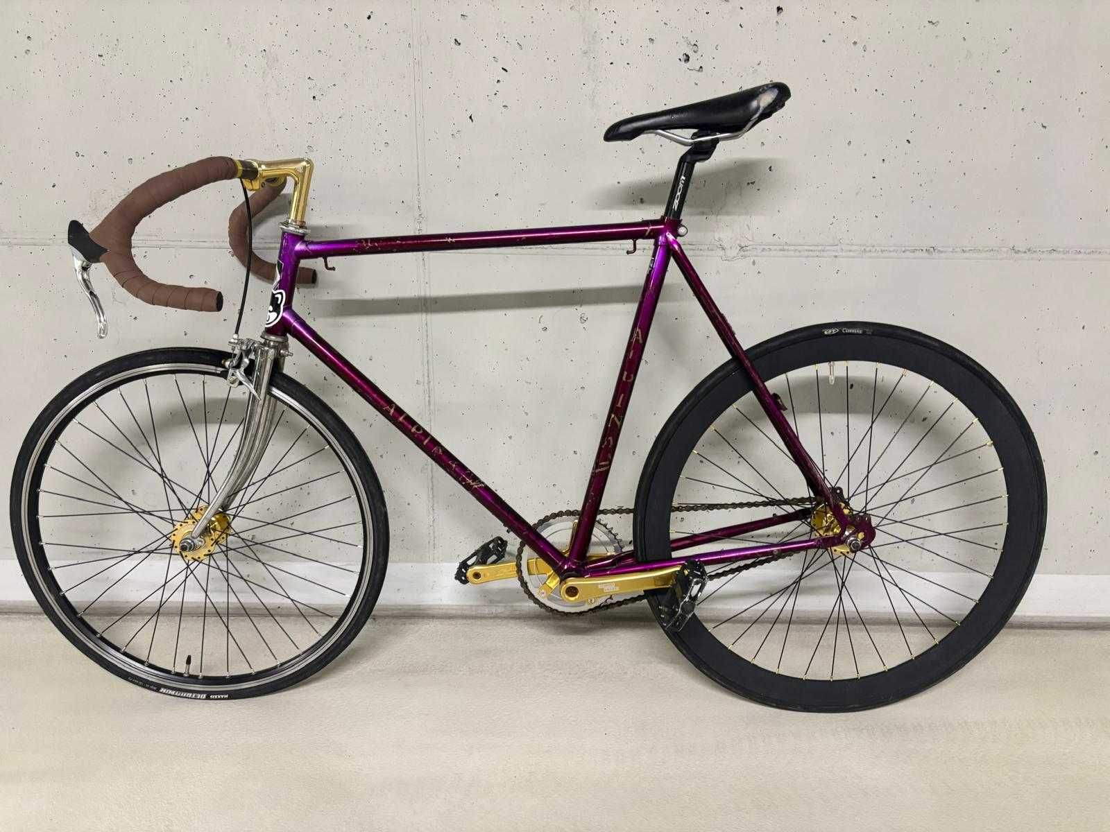 Rower single speed ze złotymi podzespołami