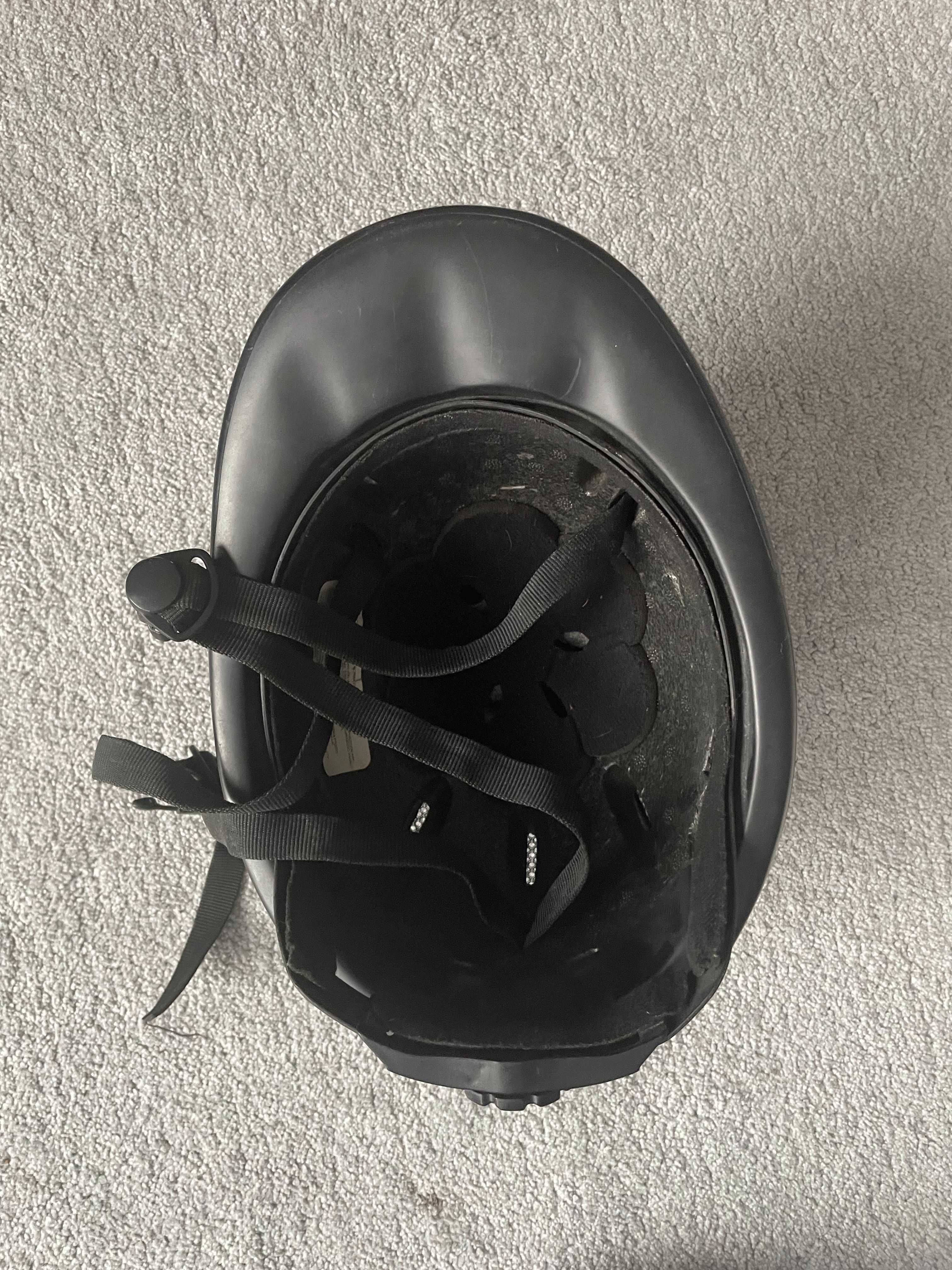 Kask jeździecki do jazdy konnej