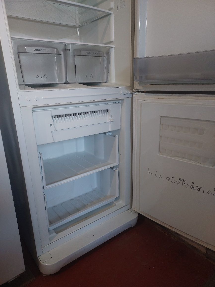 Большой холодильник.  190 см.