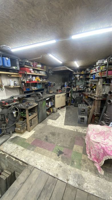 Продається гараж готовий до виконання ремонтних робіт. Завадівська 1в