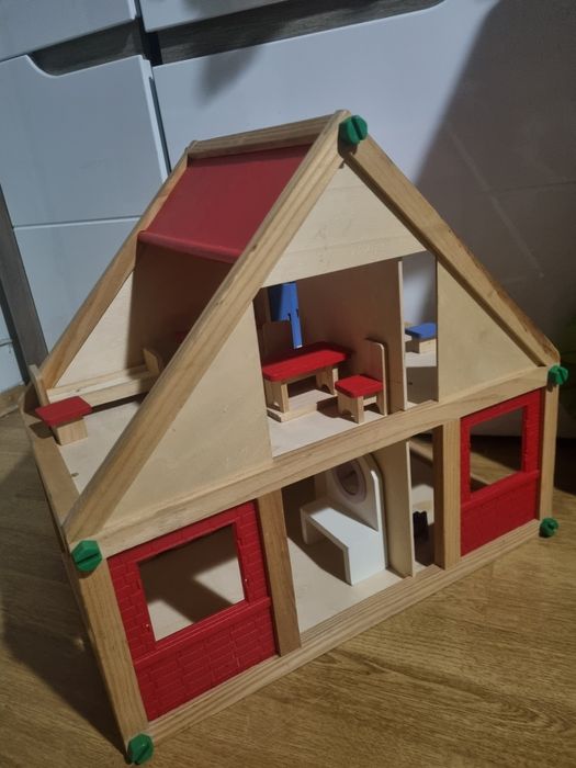 Drewniany domek z mebelkami