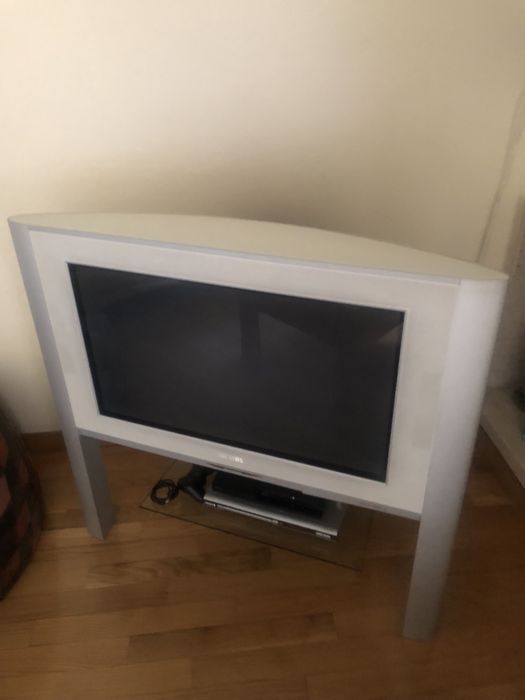 Televisao Philips e móvel