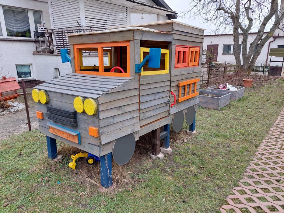 Plac zabaw dla dzieci z drewna