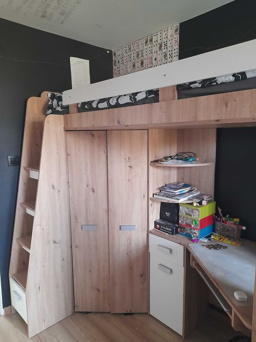 Łóżko piętrowe z biurkiem i szafą