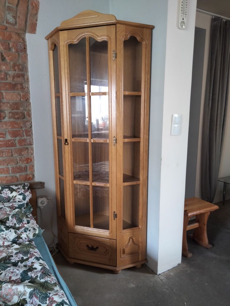 Witryna narożna, używana.