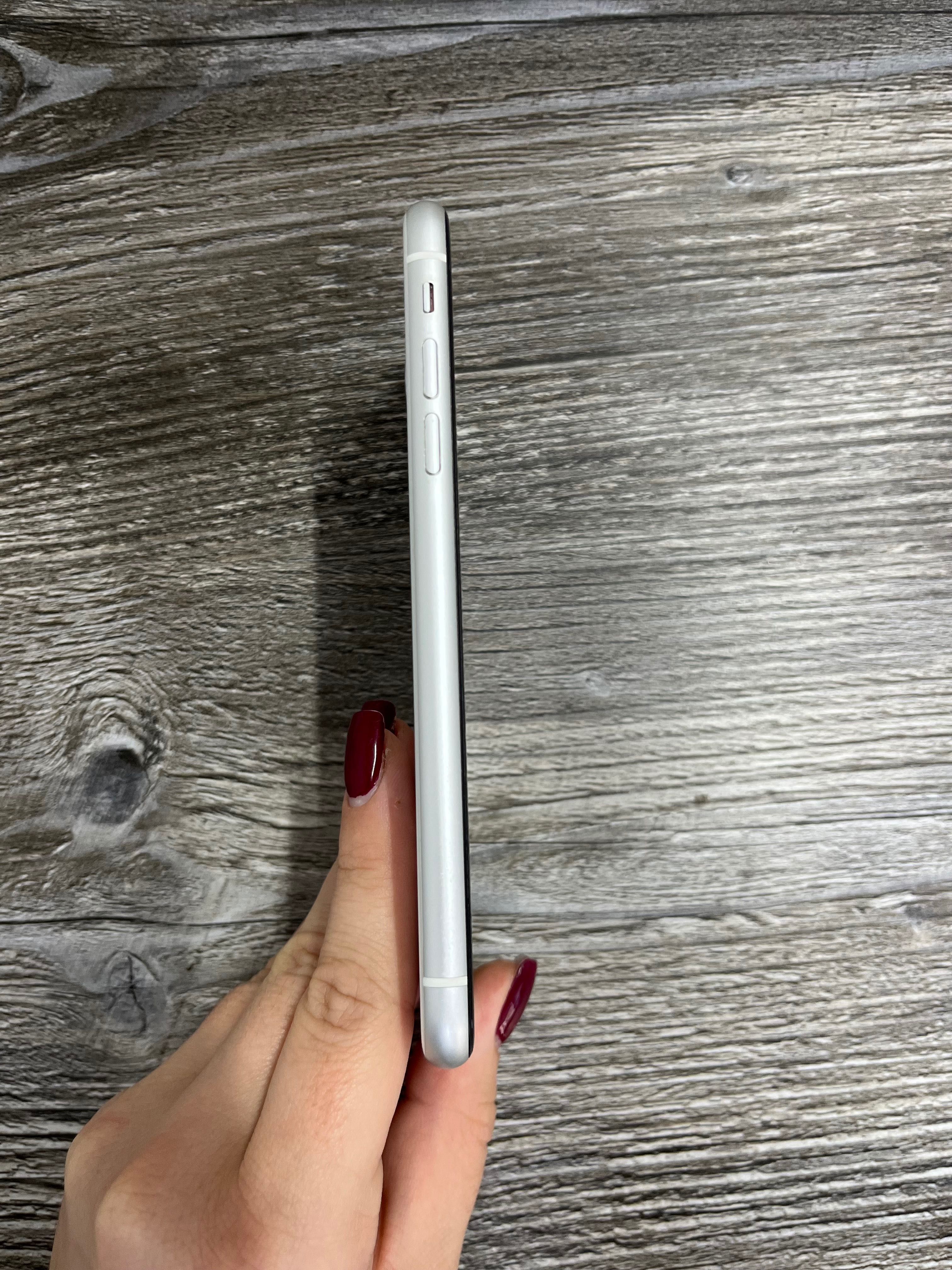 Продам мобільний телефон Iphone XR 64Gb White. Ціна договірна!