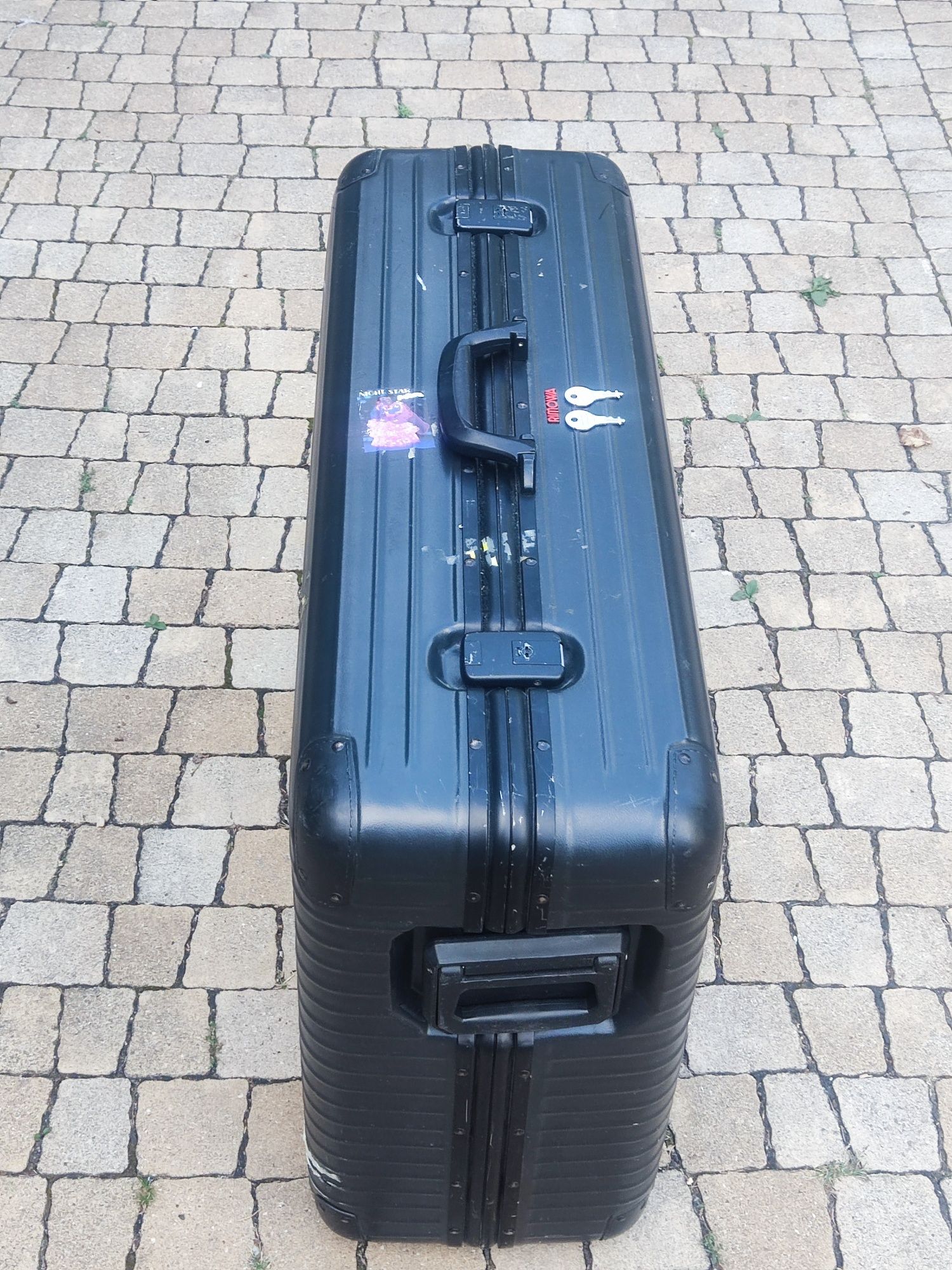 Duża walizka aluminiowa RIMOWA  z kluczykami.
